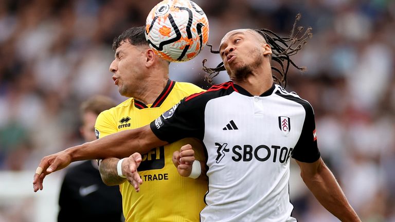 Sheffield United's Gustavo Hamer and Fulham's Bobby Reid battle for the ball