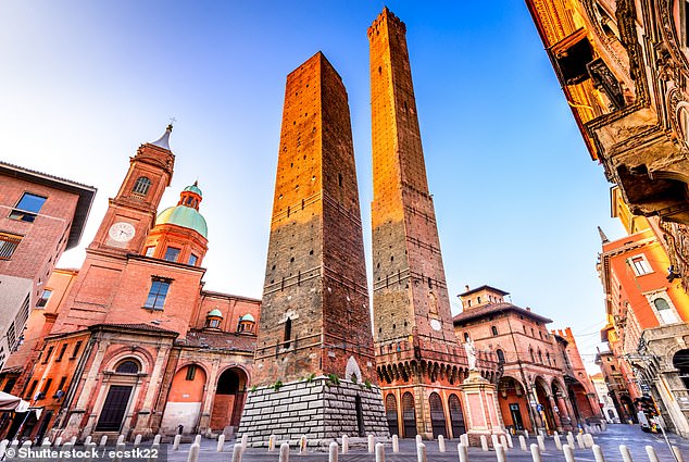 The area around the Garicinda Tower has been closed to traffic after abnormal oscillations and noise were discovered coming from the stonework