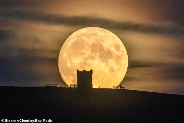 A partial lunar eclipse occurs when the Moon passes through the outer area of ​​the Earth's shadow (its penumbra), and only part of it crosses the umbra (the darkest part of the Earth's shadow).