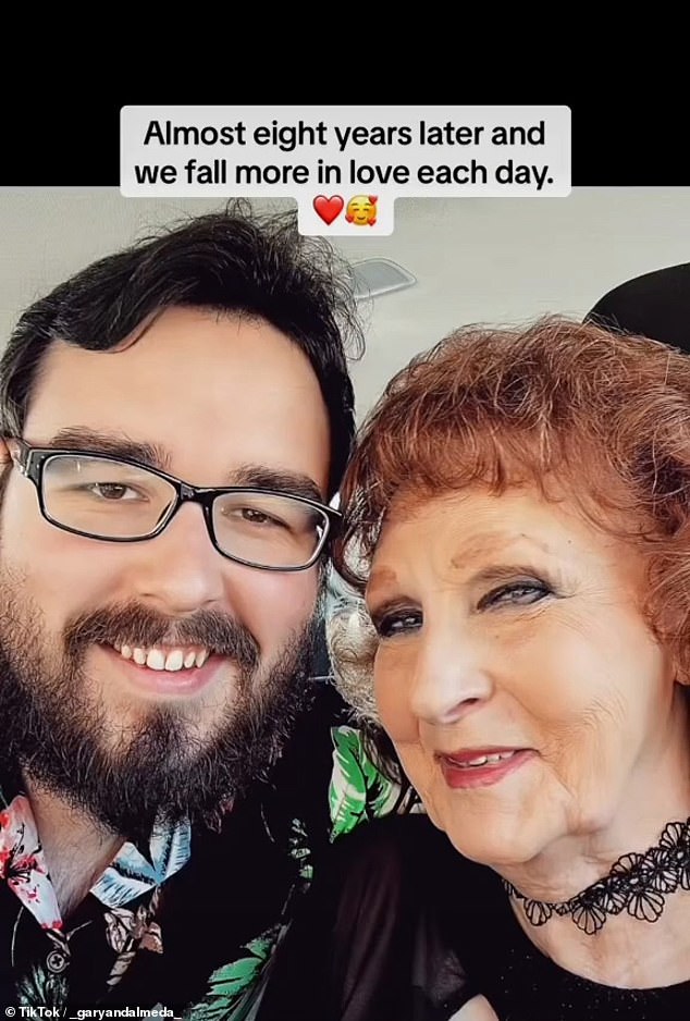 In a clip recently shared on Gary's TikTok account, the 26-year-old can now be seen singing a song for his beloved wife, the elderly Almeda, now 80 years old.