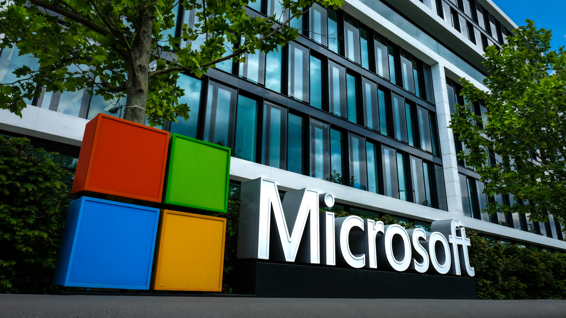 Microsoft Cloud pushes Q4 earnings to new heights