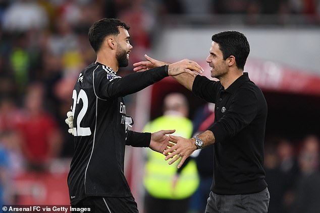 Mikel Arteta (R) congratulated Arsenal goalkeeper David Raya (L) after their 1-0 win over Man City