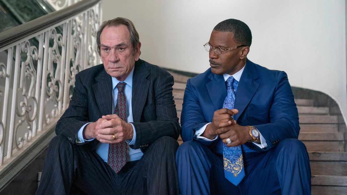 (LR) Tommy Lee Jones and Jamie Foxx sitting on a flight of stairs in The Burial.