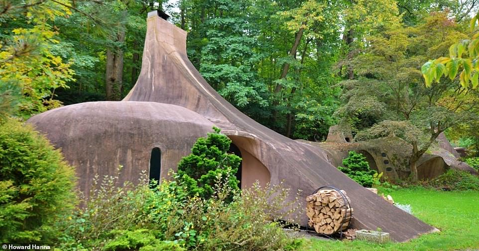 The cave-like home covers 3,600 square meters and has a sloping roof that reaches to the ground