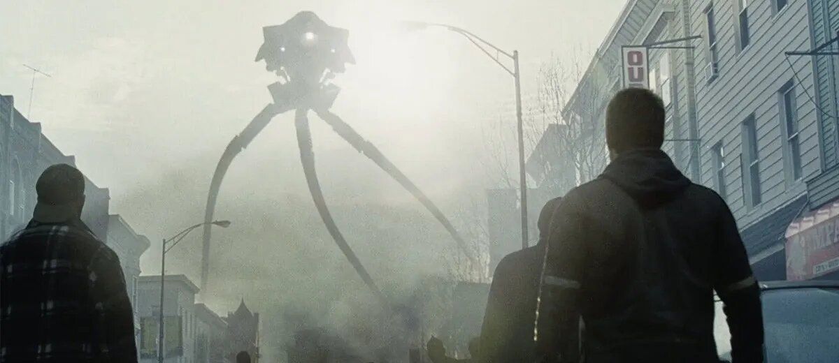 Tom Cruise as Ray Ferrier watched a strange tripod in War of the Worlds (2005).