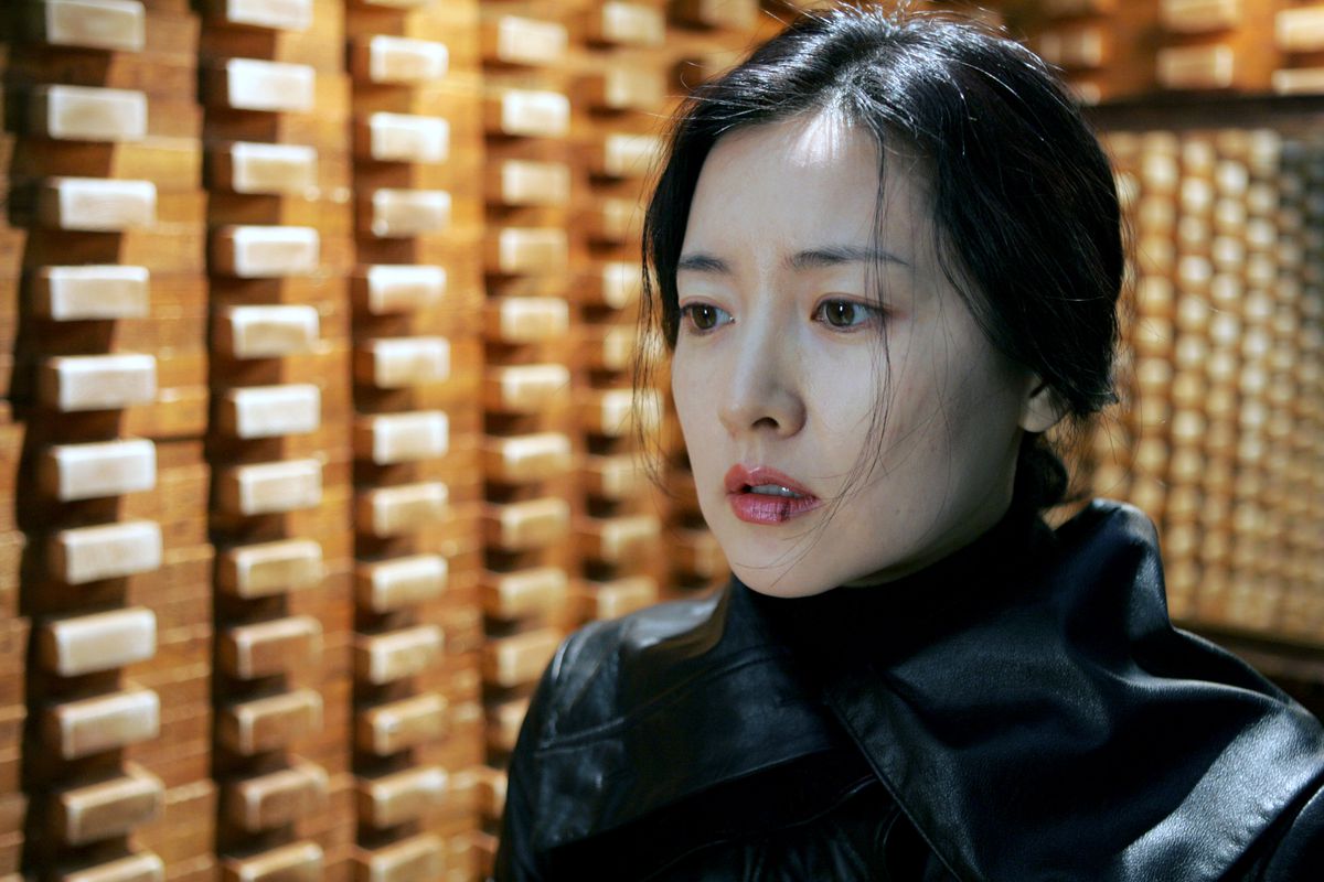 Yeong-ae Lee is dressed in leather and has a frightened face as Lord Vengeance