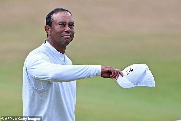 Woods gestures to the crowd on the 18th green of the 150th Open Championship in 2022