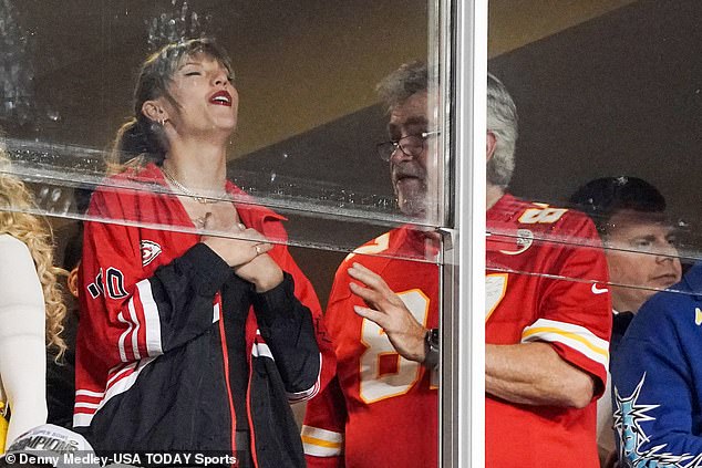 Travis Kelce's father Ed (right) praised the tight end's new girlfriend, Taylor Swift (left)