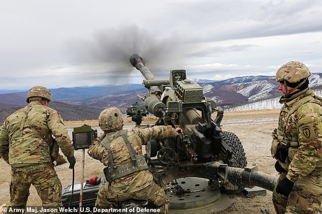 Army paratroopers fire M119 105mm howitzers during gunnery training at Yukon Training Area, Alaska, May 7, 2021 (file photo)