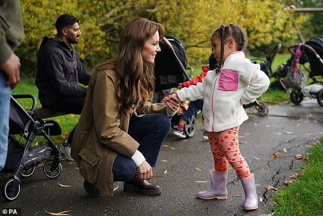 The mother of three crouched down next to Noa and, holding her hand, asked if she could give her 'lessons' on sign making