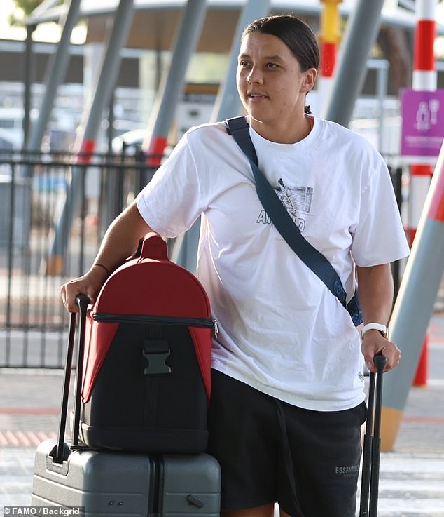 Kerr leaves Australia wearing the same jersey in honor of teammate Mackenzie Arnold that she arrived in the country with