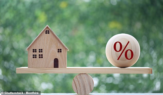 Mortgage brokers predict that interest rates will fall further from now on, but they expect this to happen very gradually