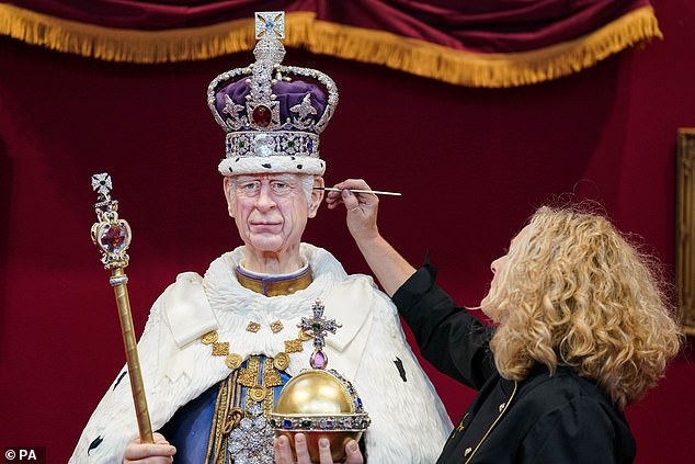 A dazzling part of the cake is King Charles' crown, which features an edible ruby ​​and sapphire