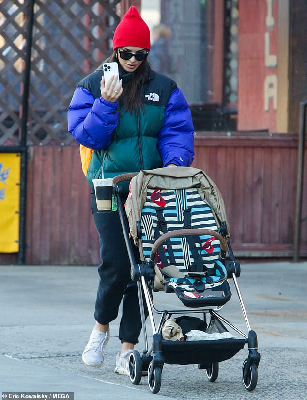 To complete the look, Ratajkowski also wore a pair of bright white sneakers and accessorized with a pair of Ray-Ban sunglasses