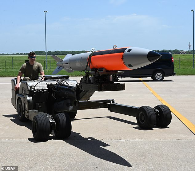 The project sees essentially the same B61-7 warhead placed in a new B6-12 casing (photo)