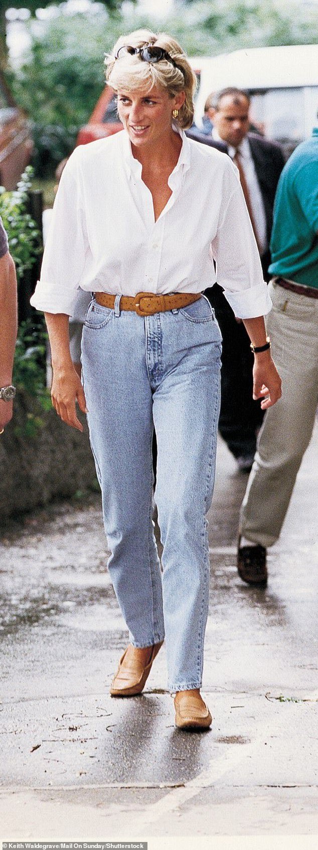 During a visit to Bosnia in 1997, Diana turned to her favorite style of relaxed, luxe wardrobe staples: jeans and a crisp white shirt