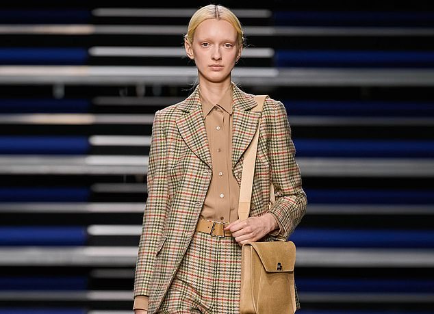 At Akris they opted for this checked trouser suit with an all-over print, like Diana did before