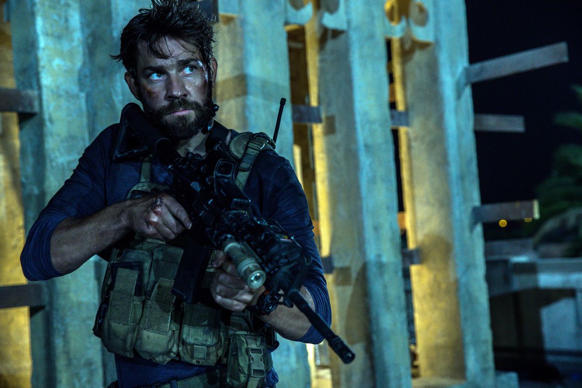 John Krasinski as Jack Silva with an assault rifle in 13 Hours: The Secret Soldiers of Benghazi.