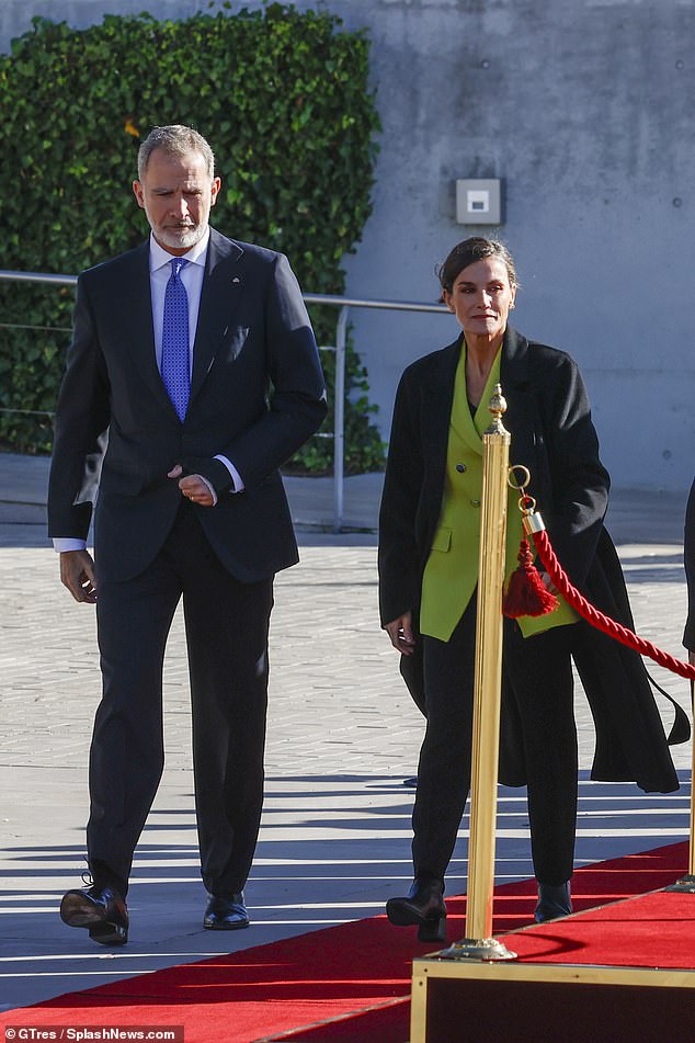 For the occasion, King Felipe put on a smart black suit, which he combined with a crisp white shirt, a royal blue tie and black leather lace-up shoes.