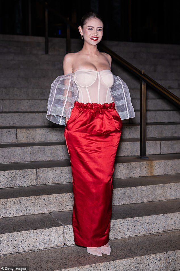 Glamorous smile: The internet personality also showed off her chic ensemble and incredible figure as she posed outside the American Museum of Natural History ahead of the event