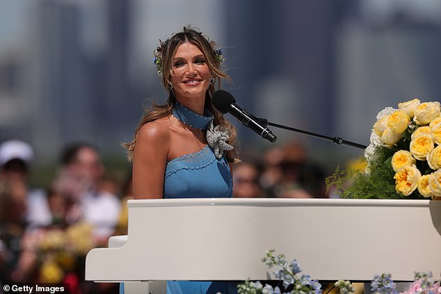 She sat at her piano on stage and gave a tear-jerking performance surrounded by flowers in a moving scene