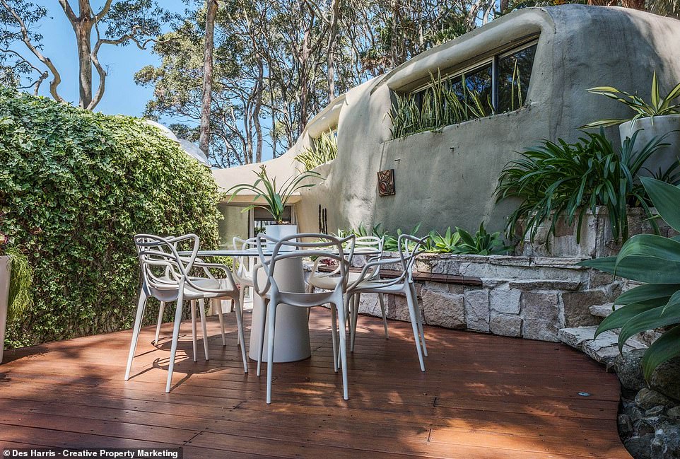 There are two outdoor living areas;  one overlooked by the main level bedrooms which is shaded by towering gumtrees and another at the rear of the beautiful home which takes full advantage of the hilltop views