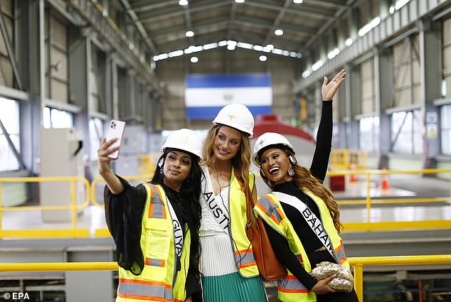 Moraya (center) appeared to defy the calls and posed for photos with other Miss Universe contestants abroad ahead of the El Salvador pageant in Mexico