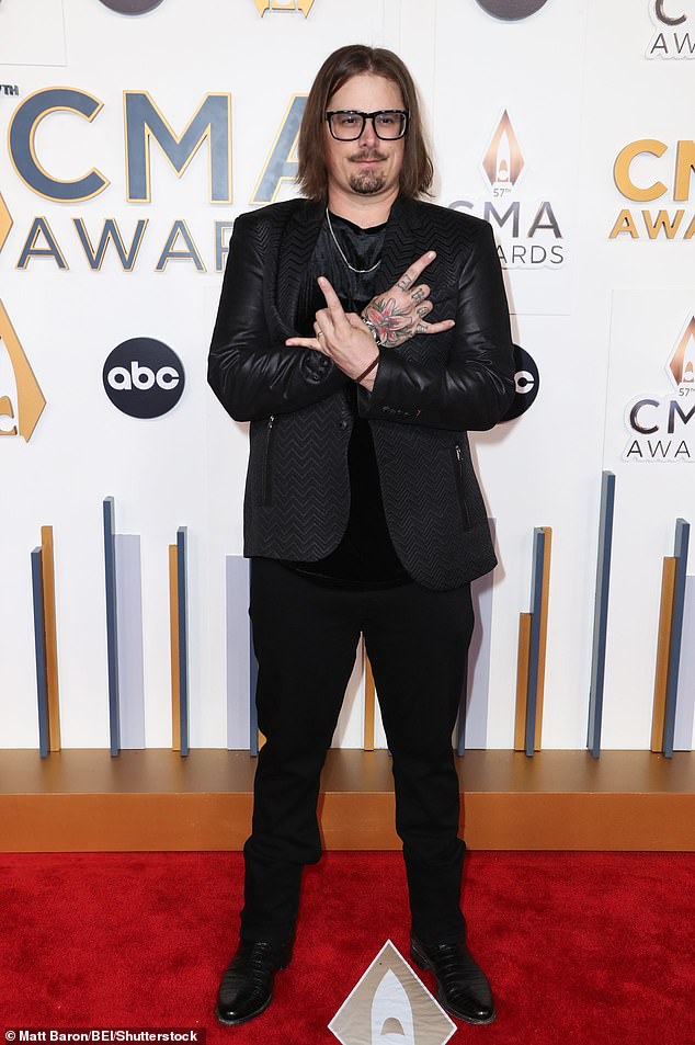 A striking pose: he put on a black velvet shirt and black trousers and combined the outfit with a leather blazer that the singer preferred to unbutton