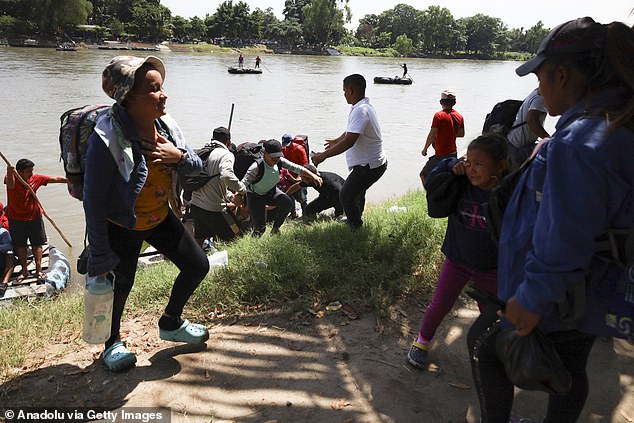 Migrants arrive as they attempt to advance towards the northern border of the United States in Ciudad Hidalgo, Mexico