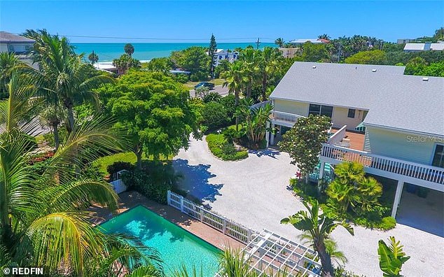 Mosby's apartment in Longboat Key can be seen above