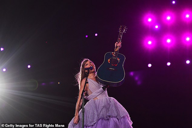 At one point, the Enchanted singer changed into a dreamy pastel purple dress that represented her Speak Now album