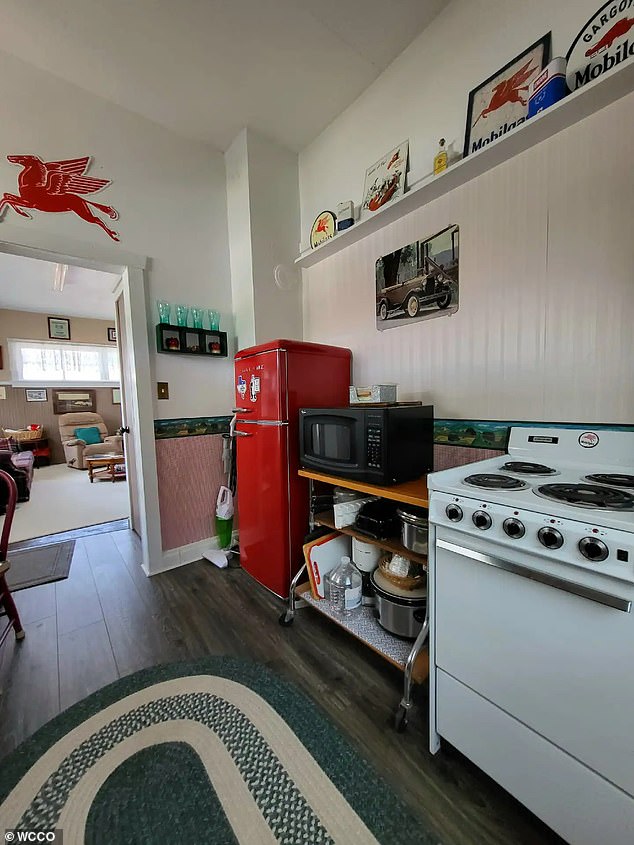 Inside the building there is a house - with a double bedroom, a well-stocked retro-ambient kitchen, a large living room, an office and a bathroom that is much nicer than the average gas station toilet.