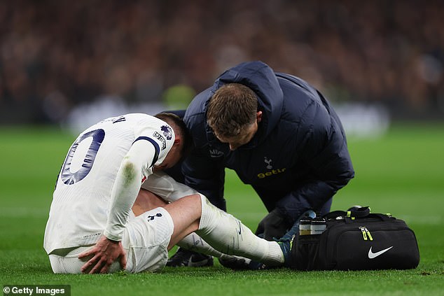 Maddison was forced off during the first half of Tottenham Hotspur's 4–1 defeat to Chelsea