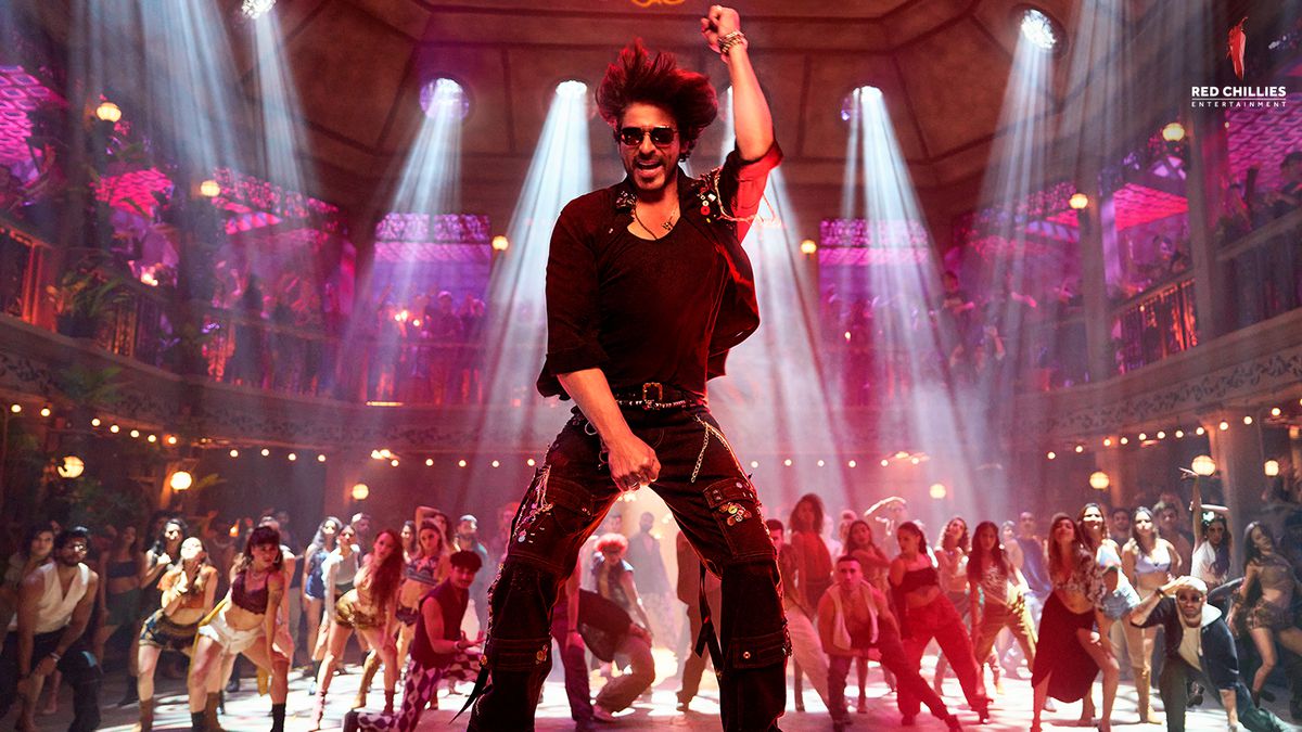 Shah Rukh Khan dances in a club with backup dancers in Jawan