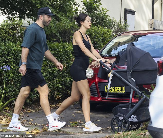 She completed her look with gray sneakers and a delicate gold chain