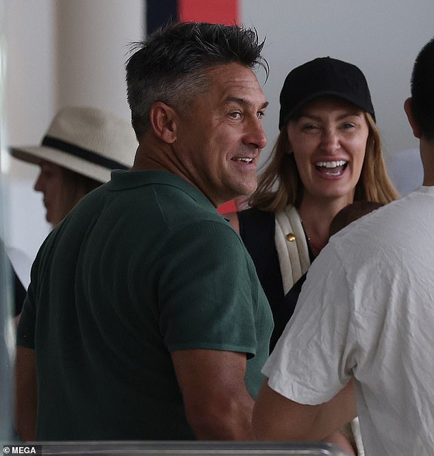 Despite looking a little tense as the chaos of the Christmas holidays quickly approaches, Jamie and Ameka were all smiles as they stopped for a chat.