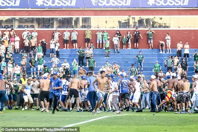 After Robson's attack, Cruzeiro fans entered the field and walked towards the home fans