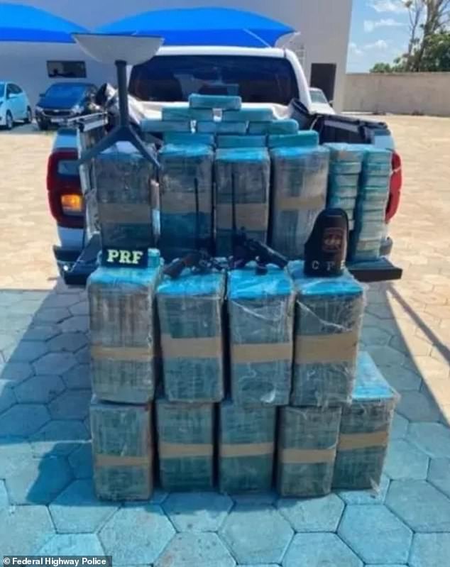 Drug traffickers arrived on the scene to pick up 436 kilos of cocaine and began loading it into the back of a pickup truck, while others helped refuel the plane