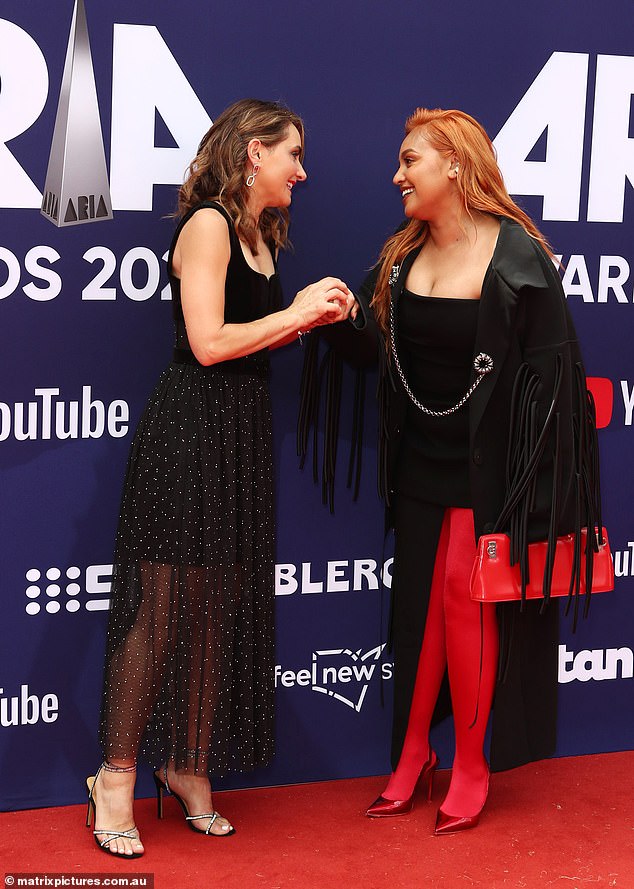 The singer chatted with actress Pia Miranda on the red carpet