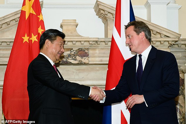 David Cameron (R) shakes hands with Chinese President Xi Jinping during a commercial contract exchange at the UK-China Business Summit at Mansion House, central London