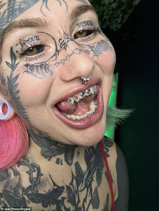 She started modifying her body at the age of 14, before covering most of her body in tattoos and even coloring her eyeballs