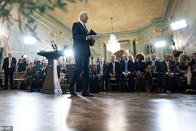 Biden leaves the stage after calling Xi a dictator