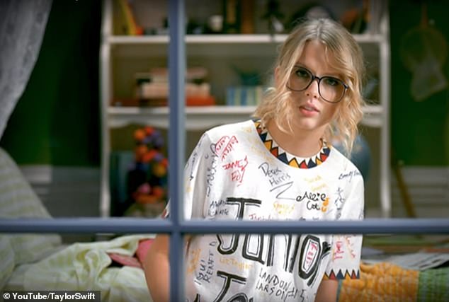 The design for the projection was based on a T-shirt Swift wore in her 2008 music video for You Belong With Me