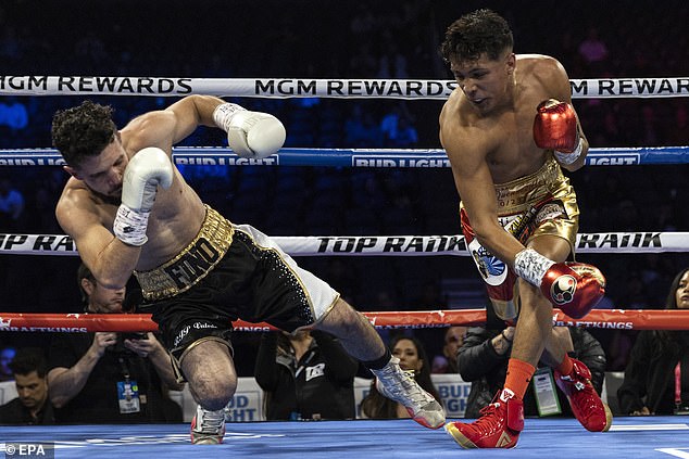 Emiliano Vargas (right) maintained his undefeated start to his career with a knockout win over Brandon Mendoza (left)