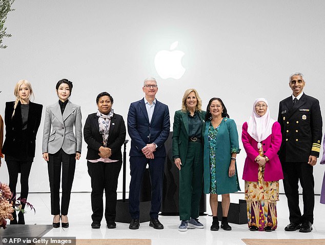 Rose, Korean-New Zealand singer, member of Blackpink, Kim Keon Hee, First Lady of South Korea, Rachael Marape, wife of the Prime Minister of Papua New Guinea, Tim Cook, CEO of Apple, Jill Biden, US First Lady , Louise Araneta-Marcos, First Lady of the Philippines, Wan Azizah binti Wan Ismail, wife of the Prime Minister of Malaysia, and Vivek Murthy, US Surgeon General pose for a photo after a discussion on mental health