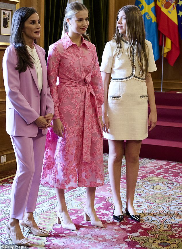 Queen Letizia and Princess Leonor both in elegant heels, while the youngest and tallest of the three compensate for the height difference in flat shoes