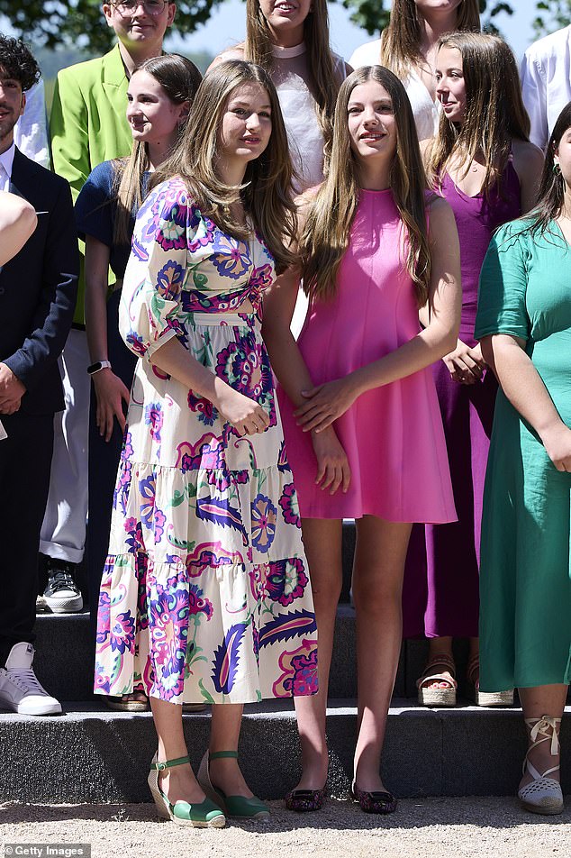 Here Princess Leonor looks taller than her younger sister Sofia.  But it's actually not true