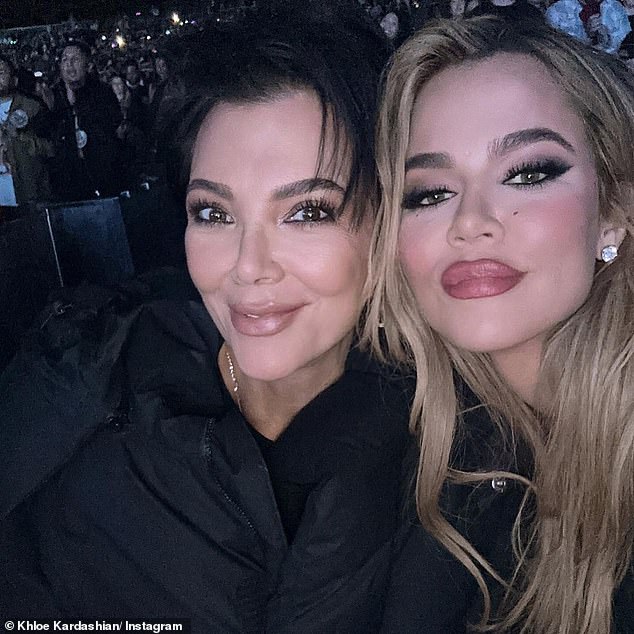 Mother and daughter: Kris and Khloé posed for a selfie