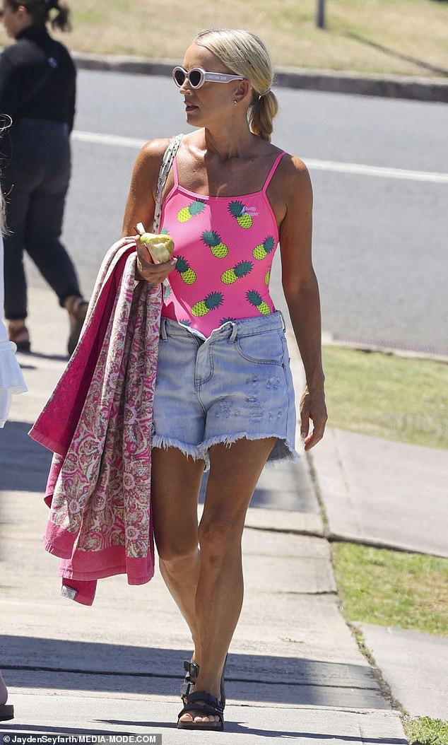 Jackie showed off her natural skin tone for a sunny day out and highlighted her genetically blessed features by braiding her golden locks back into a braid.