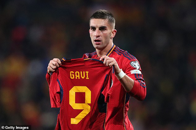 Ferran Torres celebrated his goal by holding his teammate's shirt in tribute